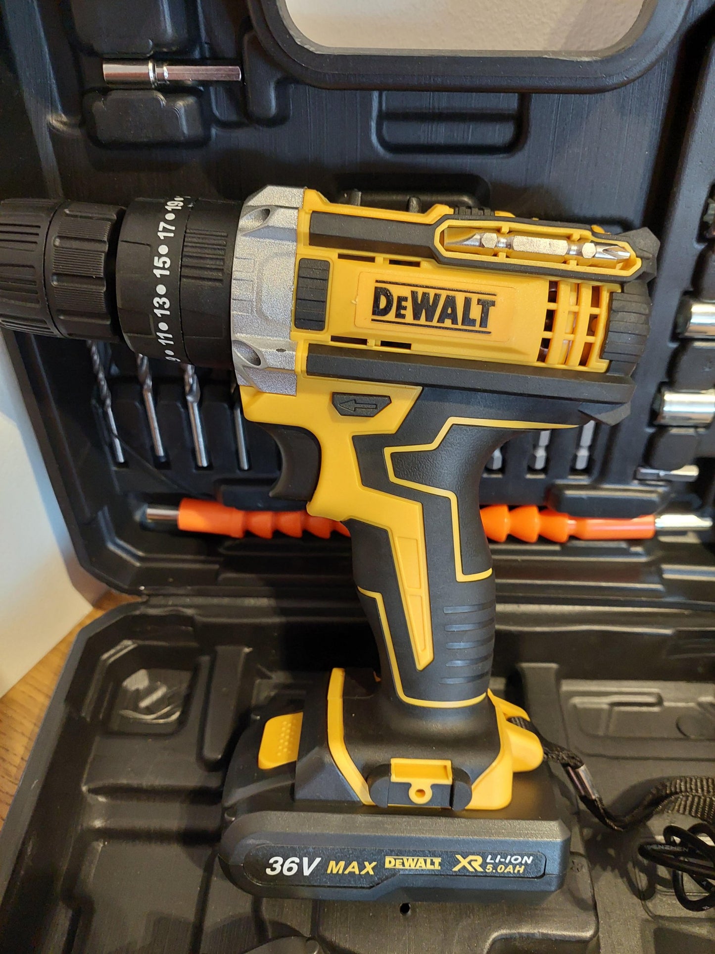 Dewalt 36 w Aku srafilica busilica cekic  dve baterije - Dewalt 36 w Aku srafilica busilica cekic  dve baterije