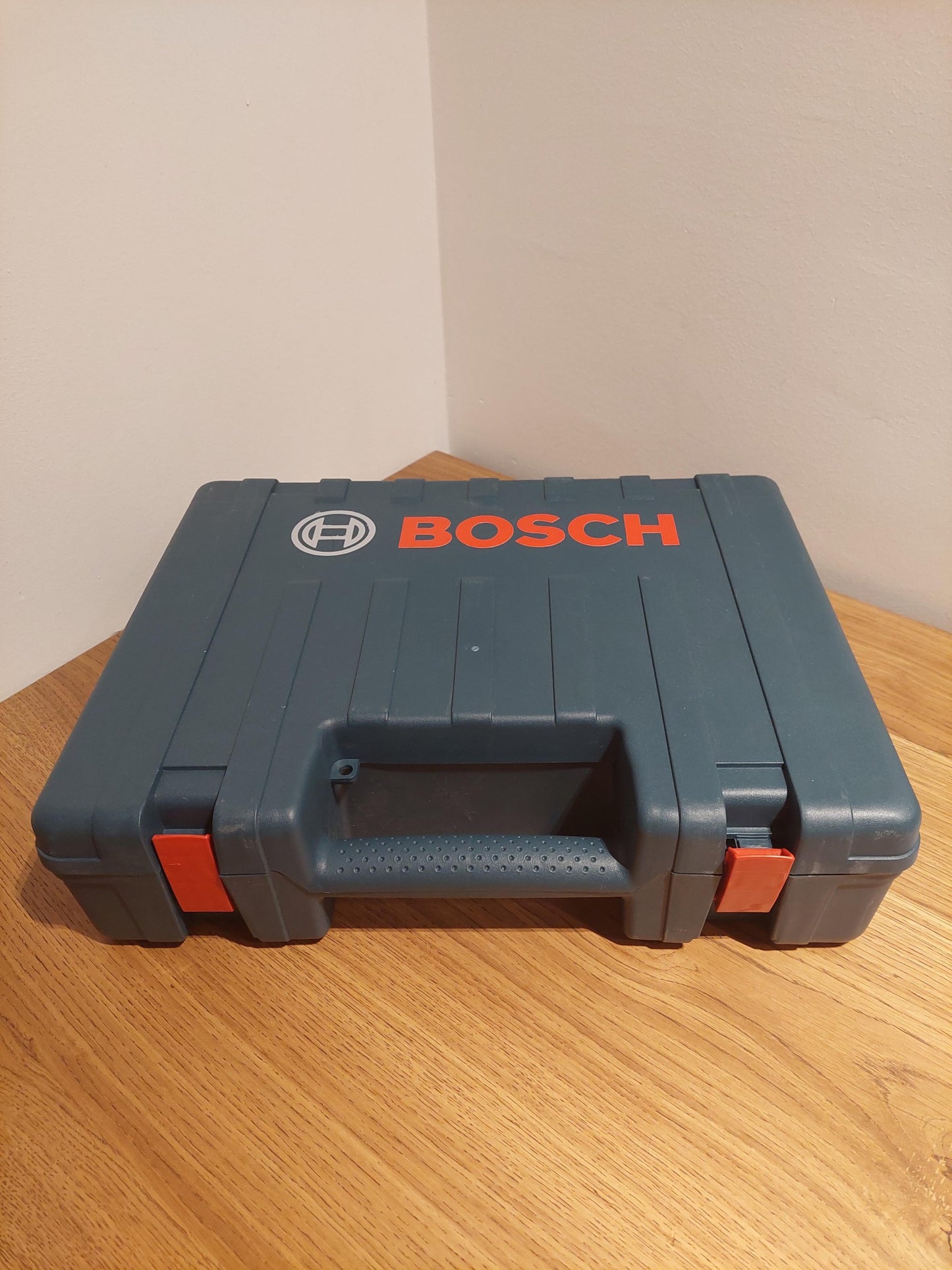 Busilica za beton drvo metal Bosch GBH 2-26 cekic