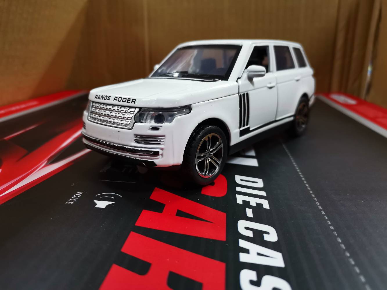 Beli Range Rover Metalni 1/32