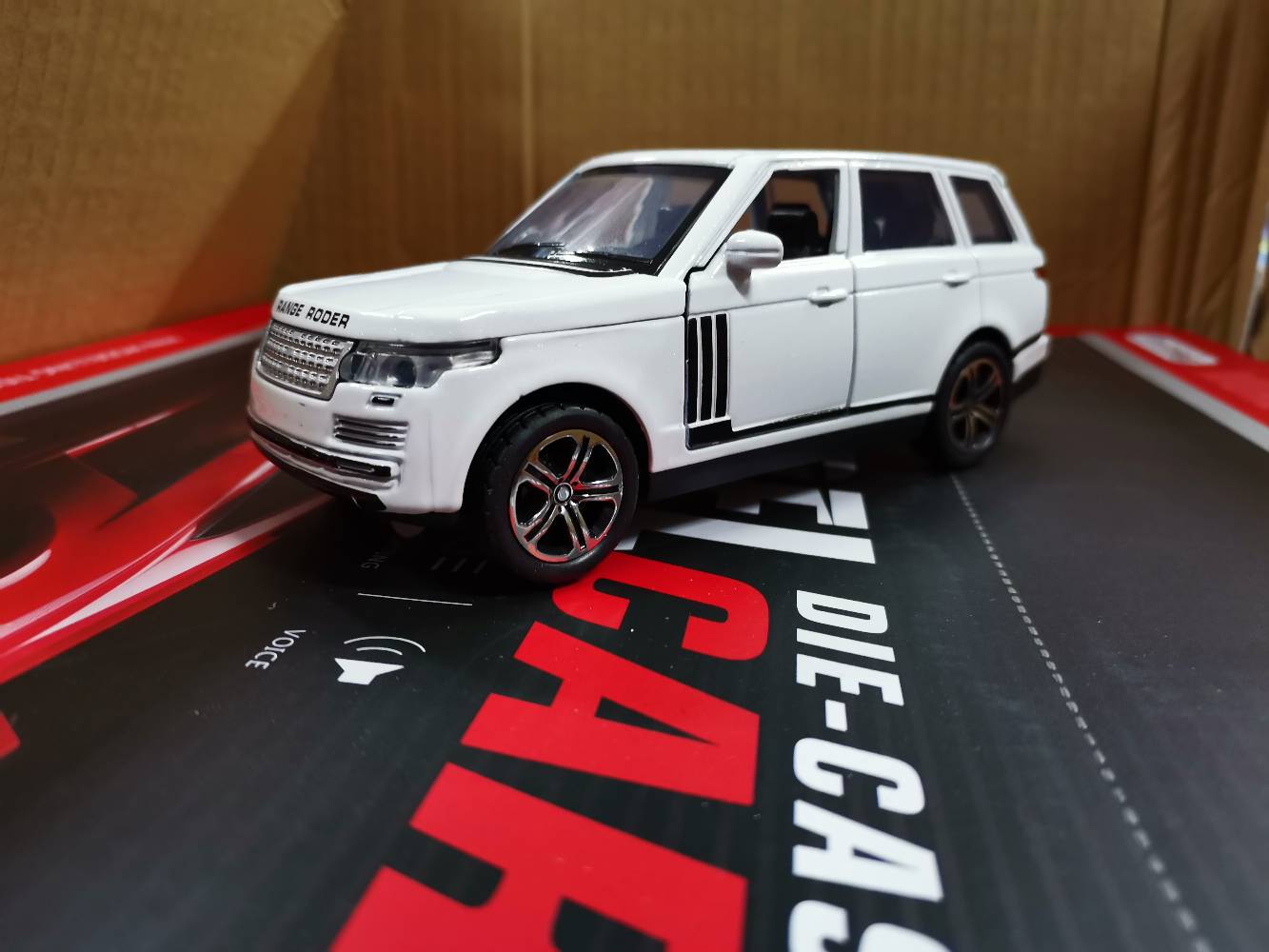 Beli Range Rover Metalni 1/32