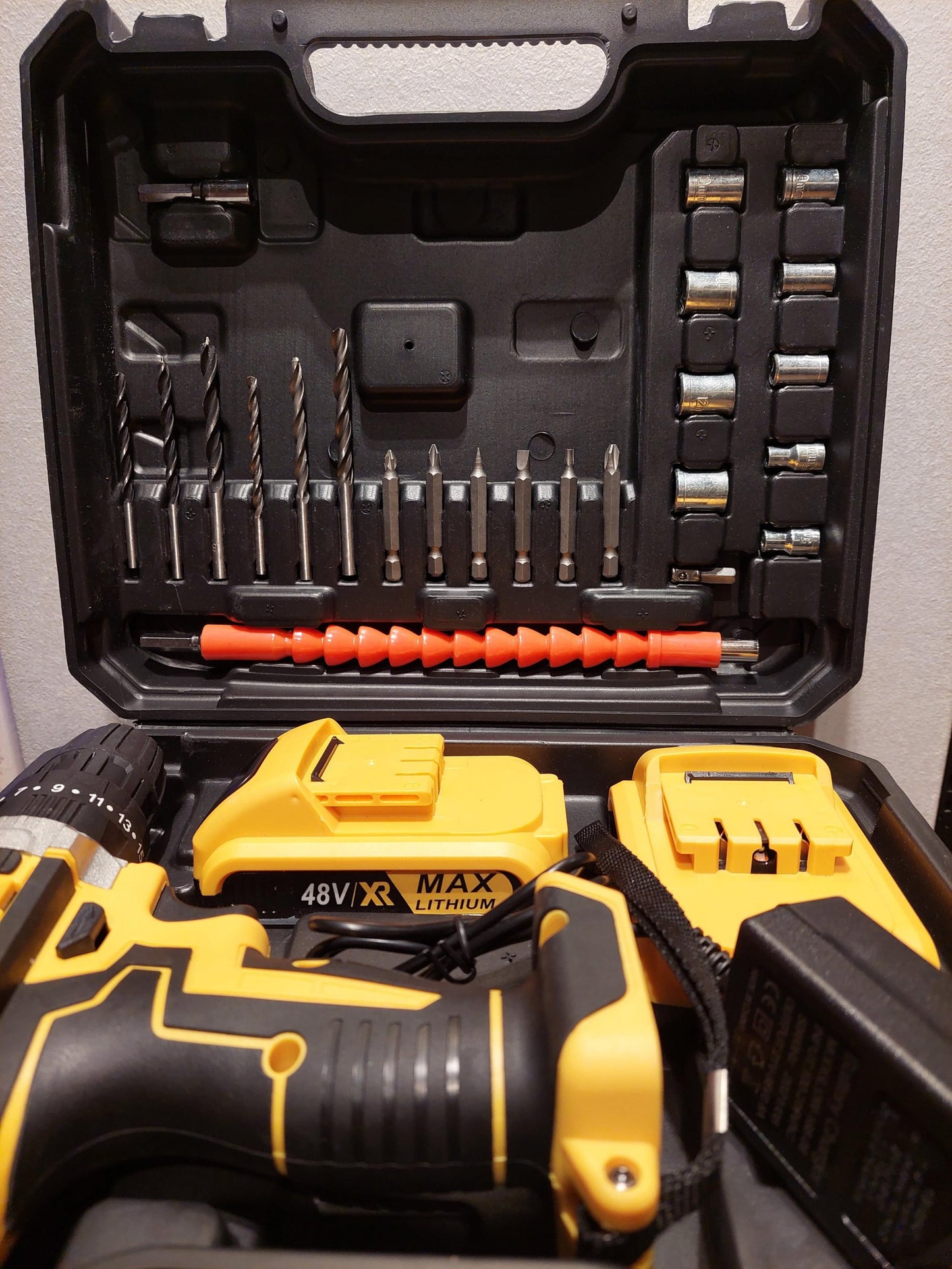 Dewalt 48v Aku srafilica / busilica sa cekicem - Dewalt 48v Aku srafilica / busilica sa cekicem