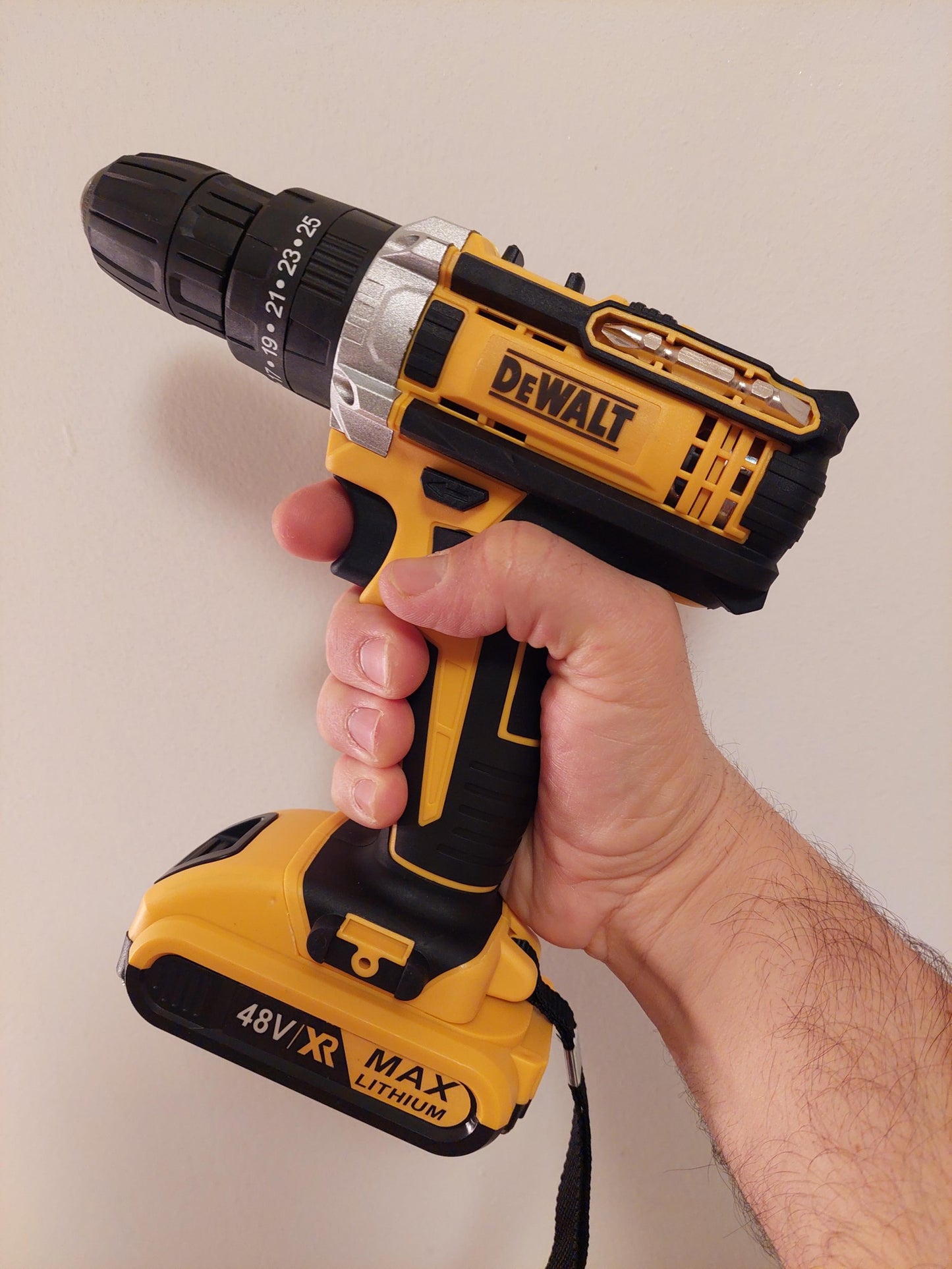 Dewalt 48v Aku srafilica / busilica sa cekicem - Dewalt 48v Aku srafilica / busilica sa cekicem