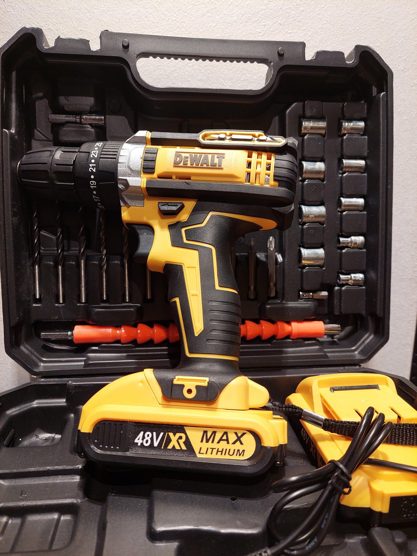 Dewalt 48v Aku srafilica / busilica sa cekicem - Dewalt 48v Aku srafilica / busilica sa cekicem