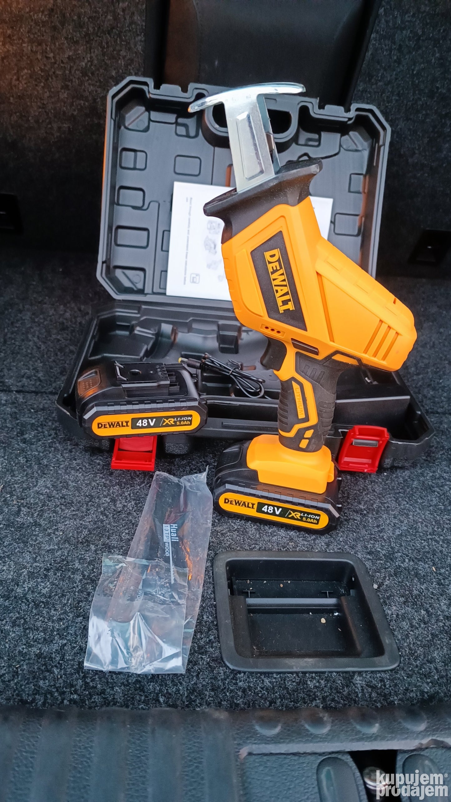 Dewalt Aku testera za drvo i metal Lisicarka 46v + dve bater - Dewalt Aku testera za drvo i metal Lisicarka 46v + dve bater