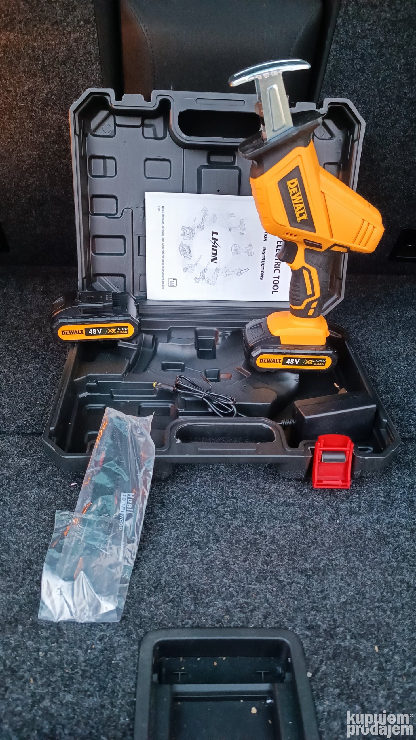 Dewalt Aku testera za drvo i metal Lisicarka 46v + dve bater - Dewalt Aku testera za drvo i metal Lisicarka 46v + dve bater