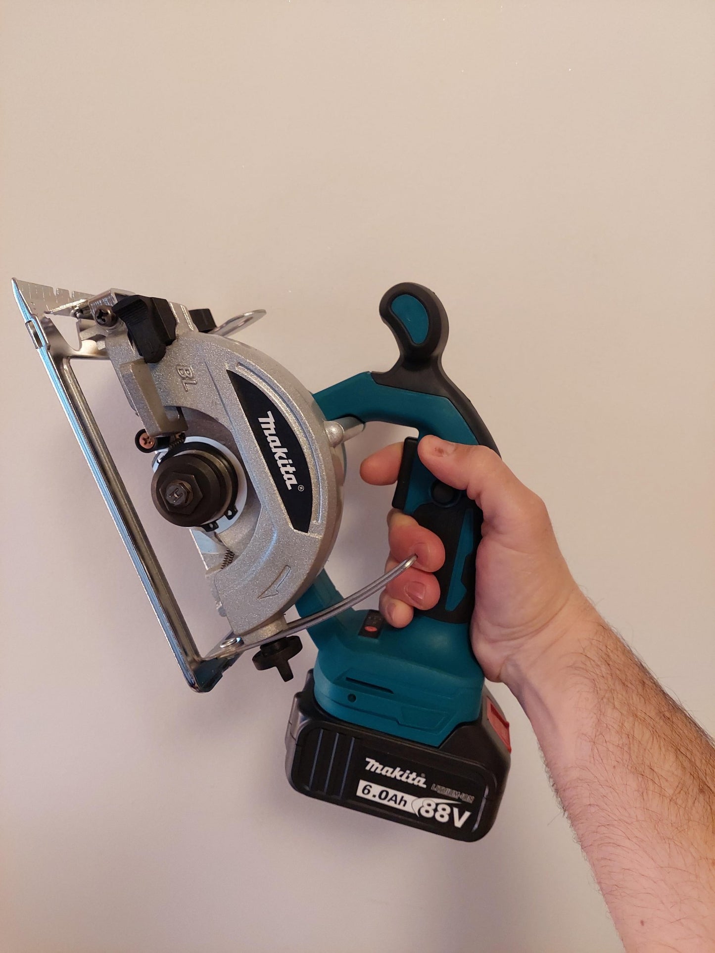 Makita aku rucni cirkular + 2 baterije 88V + 2 diska - Makita aku rucni cirkular + 2 baterije 88V + 2 diska