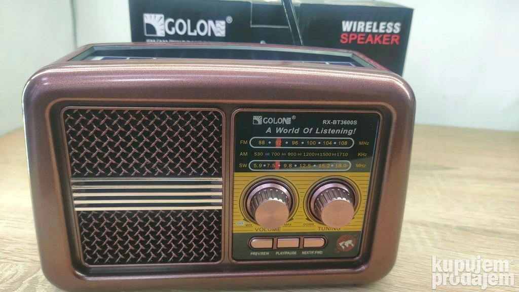 Retro radio sa solarnim panelom