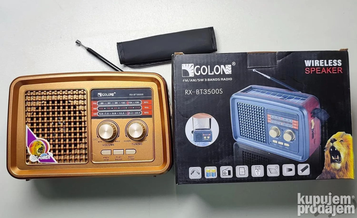 Retro radio sa solarnim panelom