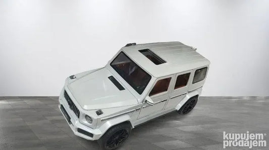 Veliki Mercedes-benz AMG G63 SUV džip METALNI