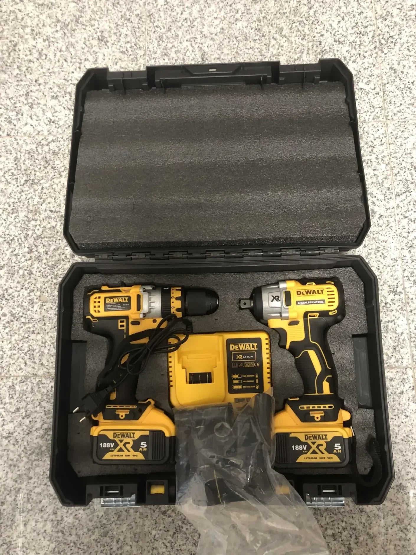 Dewalt akumulatorski set busilica i udarni odvijac 188V