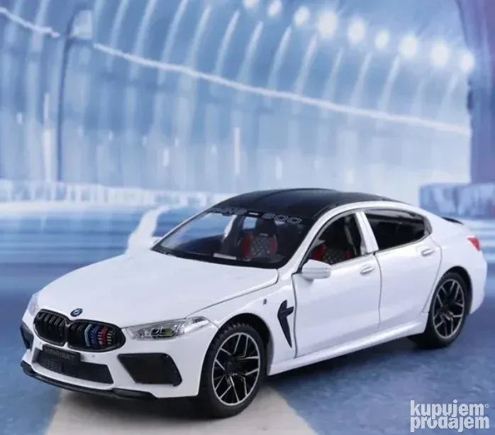 BMW M8 beli metalni sa svetlom i muzikom